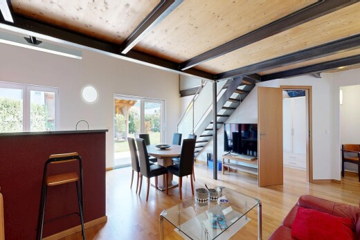 salon / salle à manger avec high end ceiling, drywall, cloison sèche, escaliers, et beamed ceiling