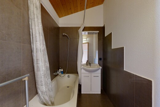 salle de bains avec salle de bain complète, miroir, douche-bain combinés, lavabo (ou coiffeuse selon le contexte), et évier