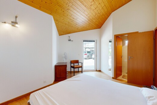 chambre avec vaulted ceiling, plafond voûté, high ceiling, plafond haut, et drywall
