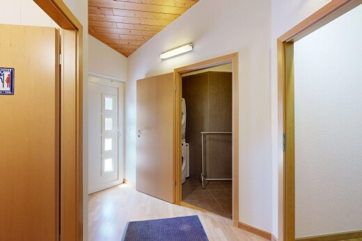 couloir avec inside property, wood ceiling, plafond en bois, drywall, et cloison sèche