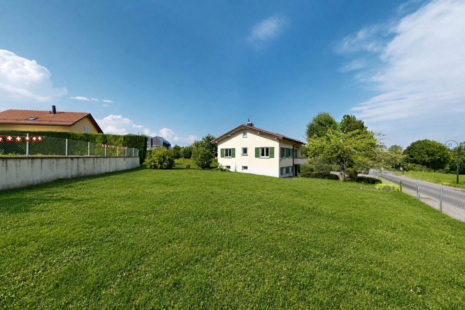 façade avec clôture, pelouse, property visible, et day time