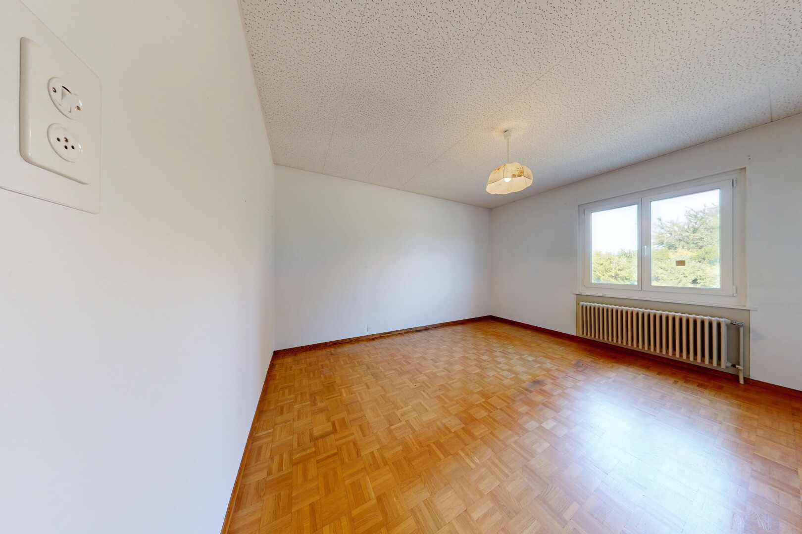 pièce vide avec plafond texturé, textured ceiling, radiateur, cloison sèche, et drywall
