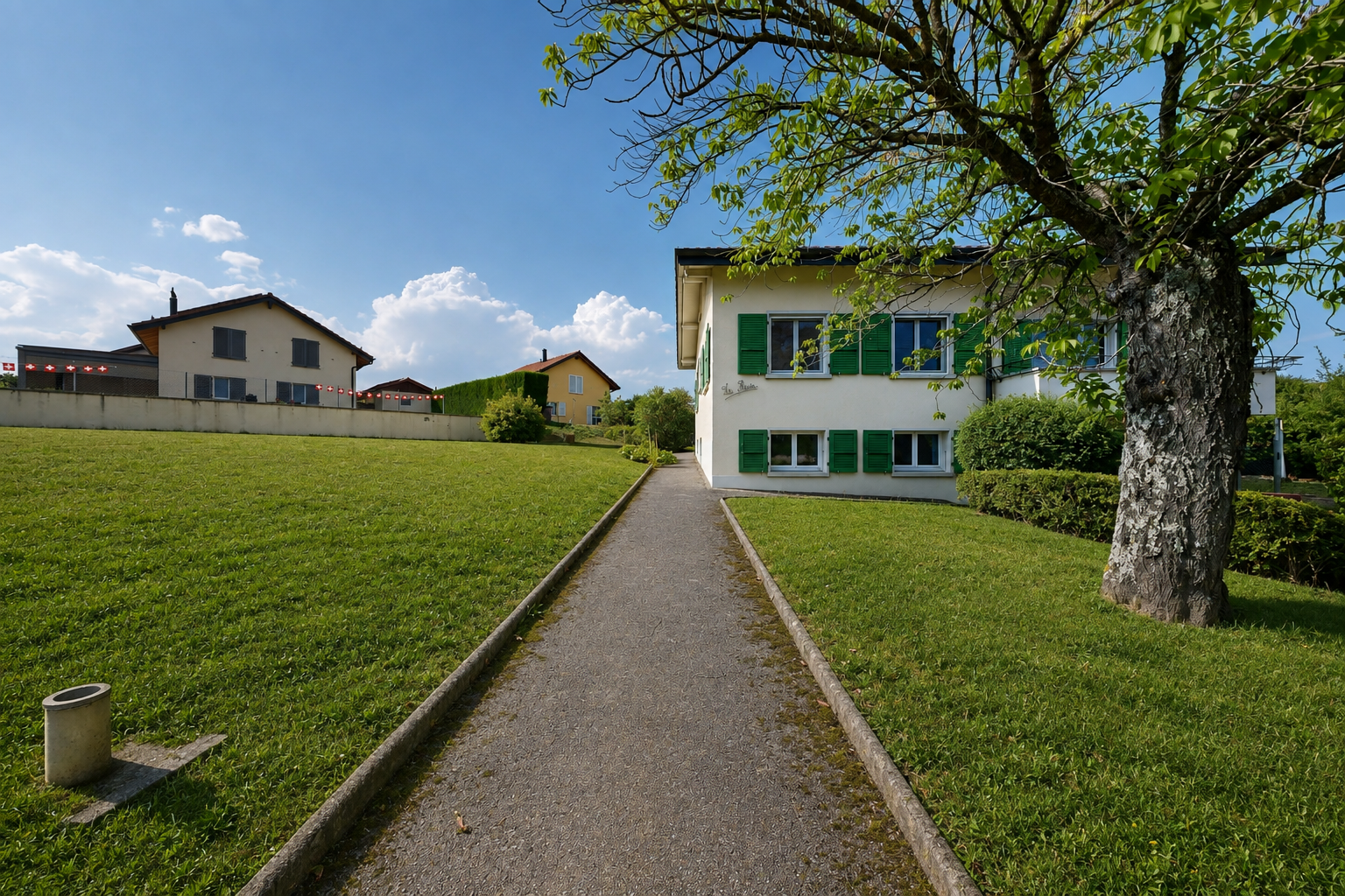 façade avec pelouse, day time, et property visible
