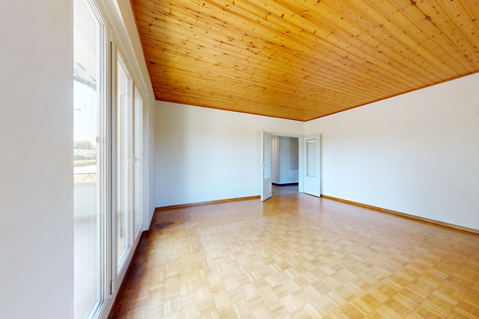 pièce vide avec wood ceiling, plafond en bois, wood finish floor, sol en finition bois, et baseboards wall