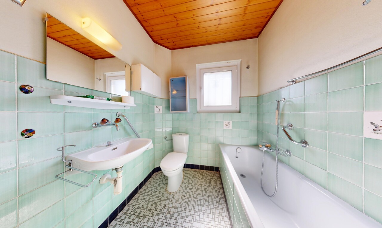 salle de bains avec bain, mur en carrelage, tile wall, salle de bain complète, et plafond en bois