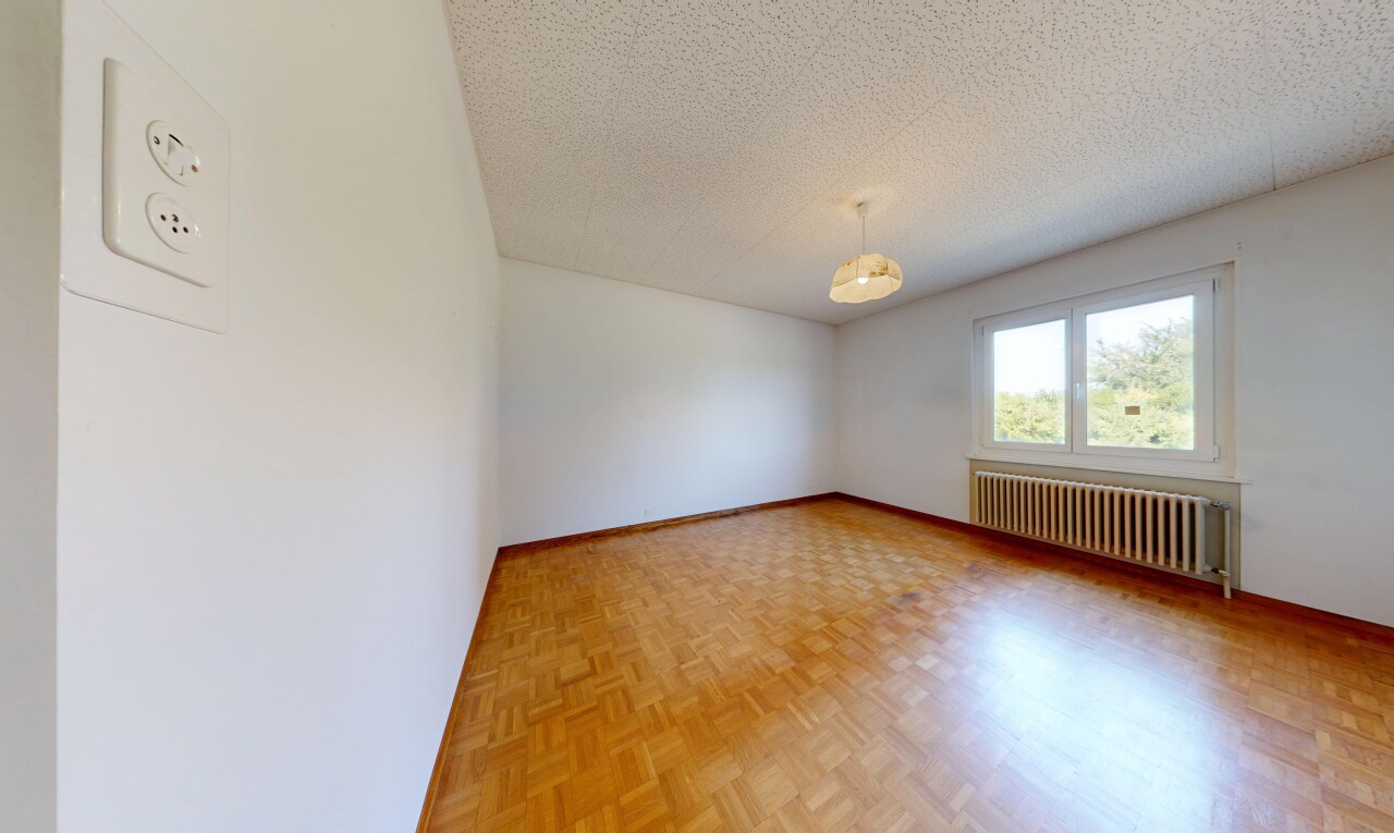 pièce vide avec plafond texturé, textured ceiling, radiateur, cloison sèche, et drywall
