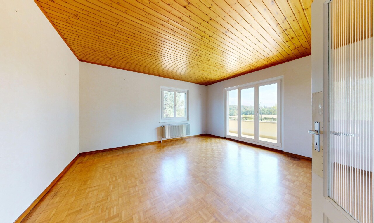 pièce vide avec plafond en bois, wood ceiling, cloison sèche, drywall, et sol en finition bois