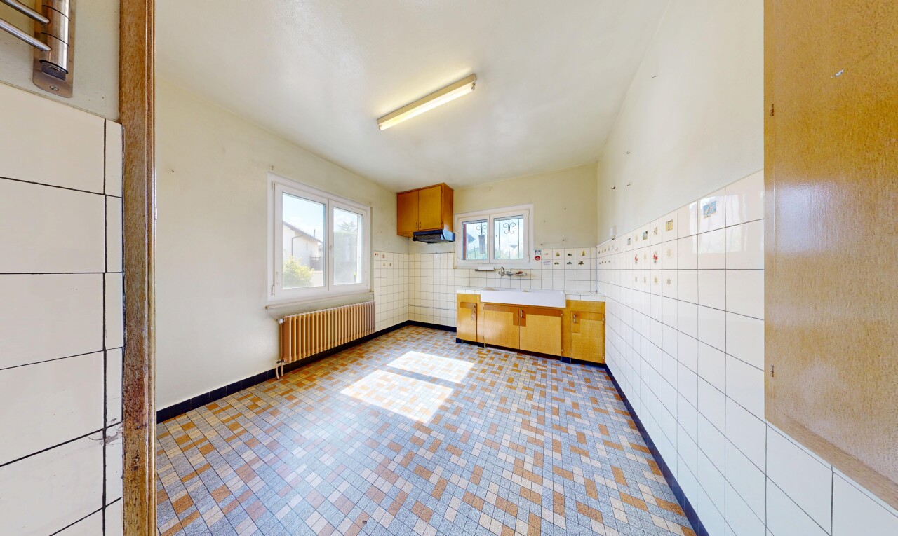 cuisine avec mur en carrelage, tile wall, cloison sèche, drywall, et radiateur