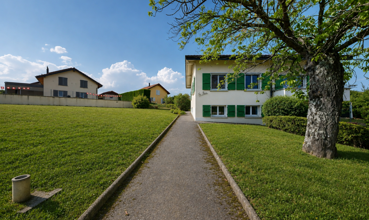 façade avec pelouse, day time, et property visible
