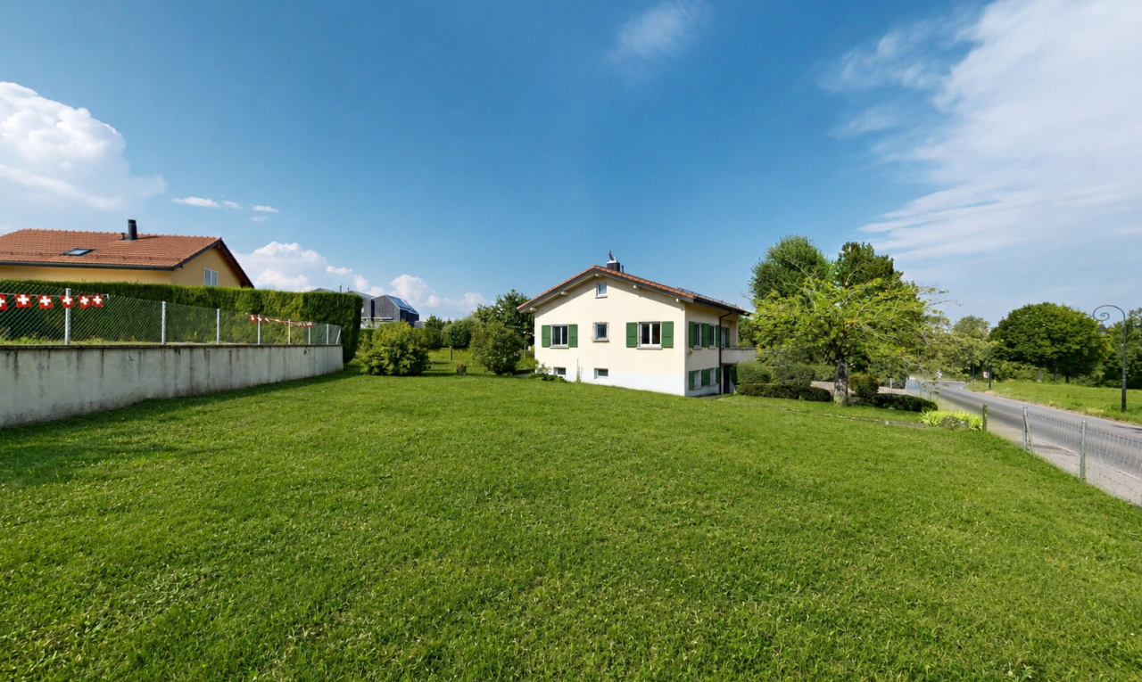 façade avec clôture, pelouse, property visible, et day time