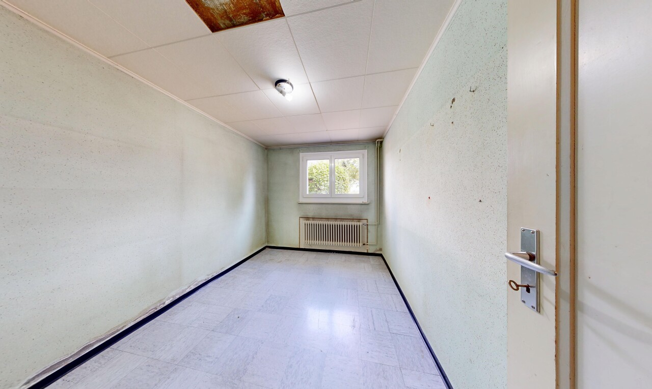 pièce vide avec sol en vinyle, vinyl floor, vinyl tile, radiateur, et lumière naturelle