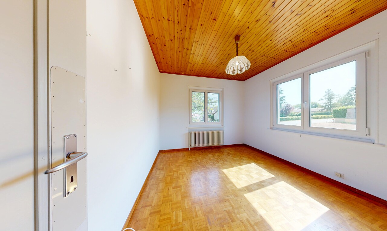 pièce vide avec plafond en bois, wood ceiling, sol en finition bois, wood finish floor, et cloison sèche