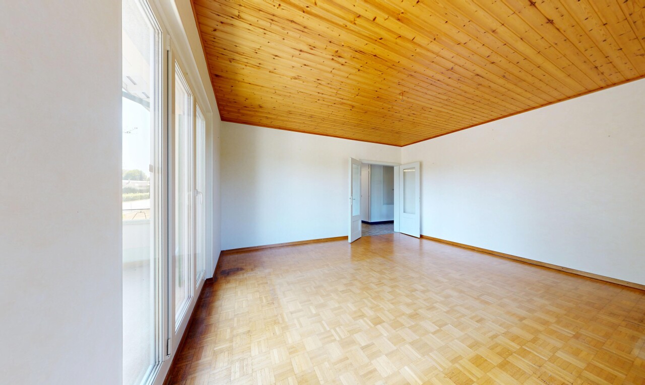 pièce vide avec wood ceiling, plafond en bois, wood finish floor, sol en finition bois, et baseboards wall