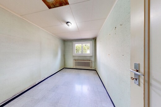 pièce vide avec sol en vinyle, vinyl floor, vinyl tile, radiateur, et lumière naturelle
