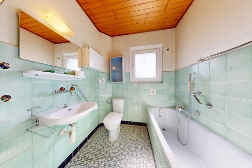 salle de bains avec bain, mur en carrelage, tile wall, salle de bain complète, et plafond en bois