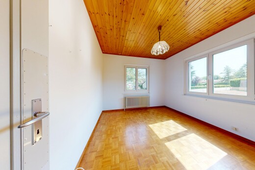 pièce vide avec plafond en bois, wood ceiling, sol en finition bois, wood finish floor, et cloison sèche