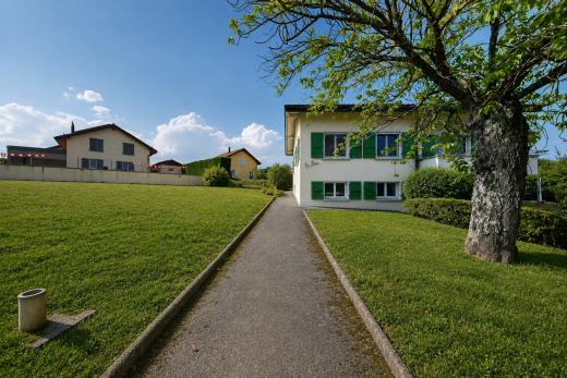 façade avec pelouse, day time, et property visible