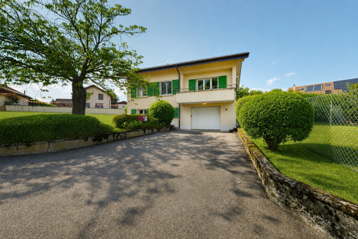 façade avec property visible, garage intégré, day time, balcon, et allée
