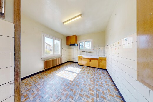 cuisine avec mur en carrelage, tile wall, cloison sèche, drywall, et radiateur