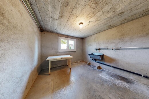 espace intérieur avec sol en béton, concrete floor, mur en béton, concrete wall, et lumière naturelle