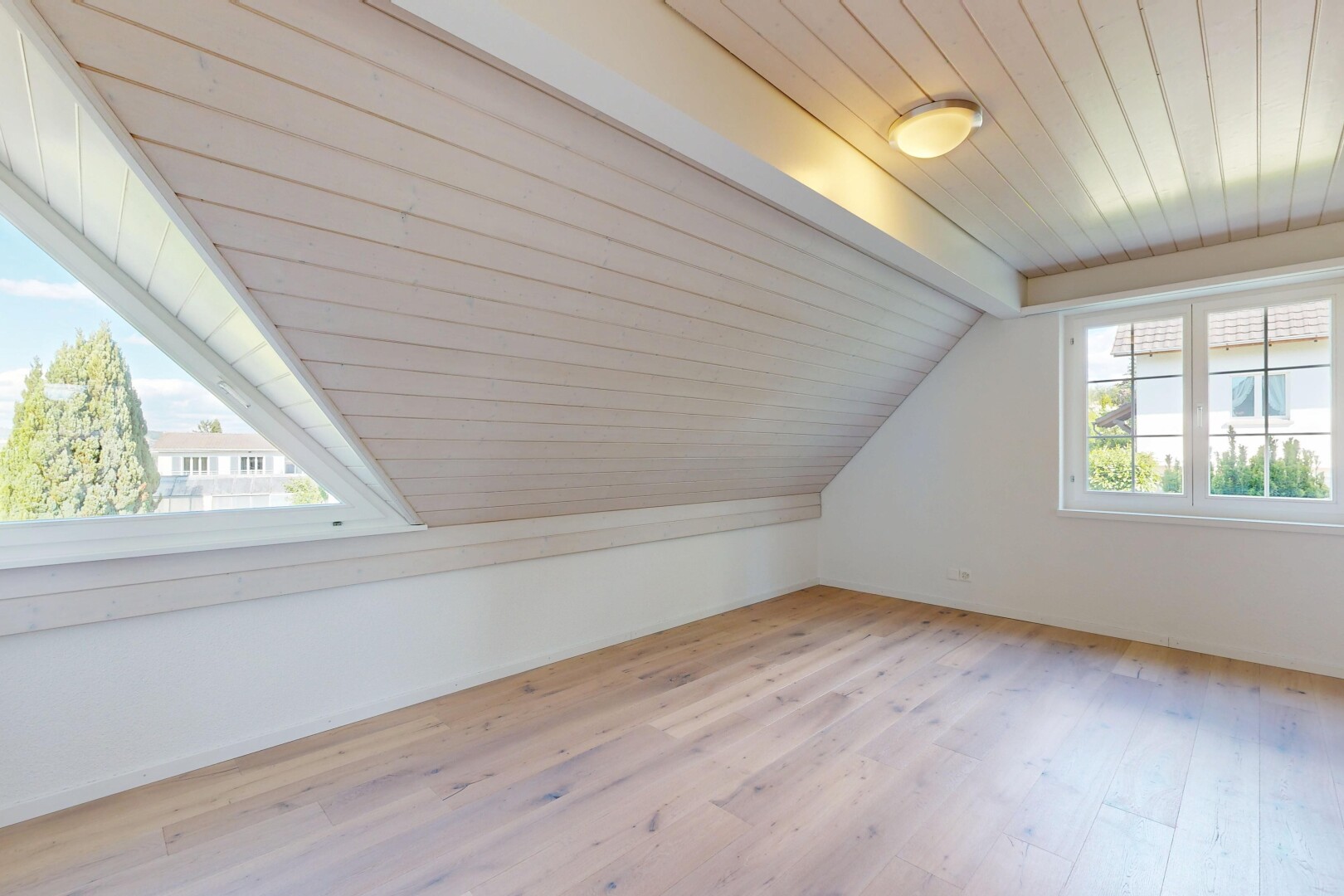 pièce vide avec plafond en bois, wood ceiling, cloison sèche, drywall, et sol en finition bois
