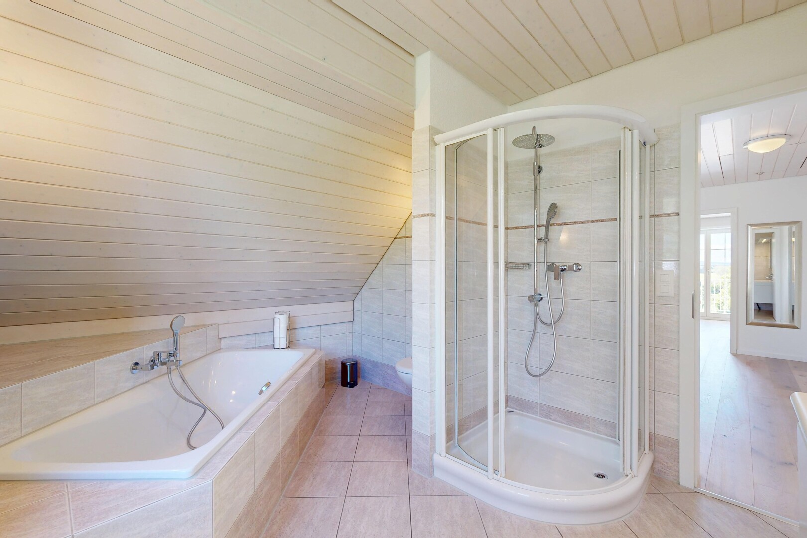 salle de bains avec plafond en bois, wood ceiling, bain, douche, et salle de bain complète