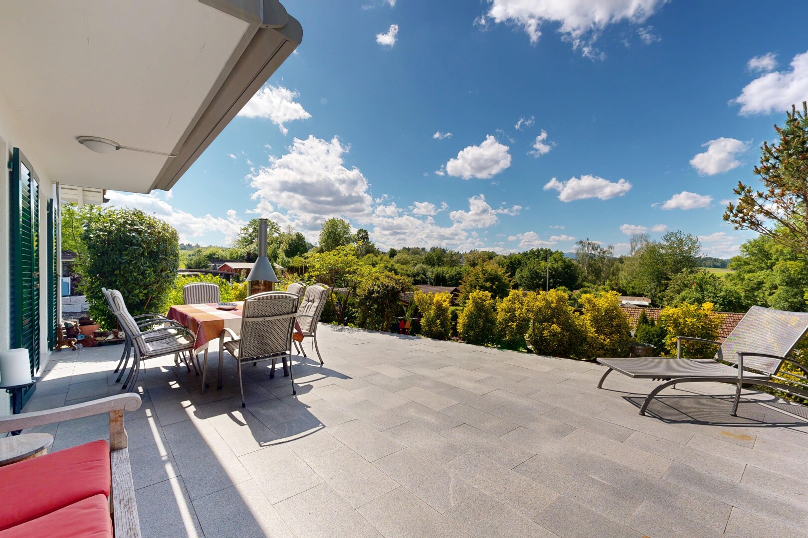 terrasse avec from property, coin repas extérieur, terrasse, et day time