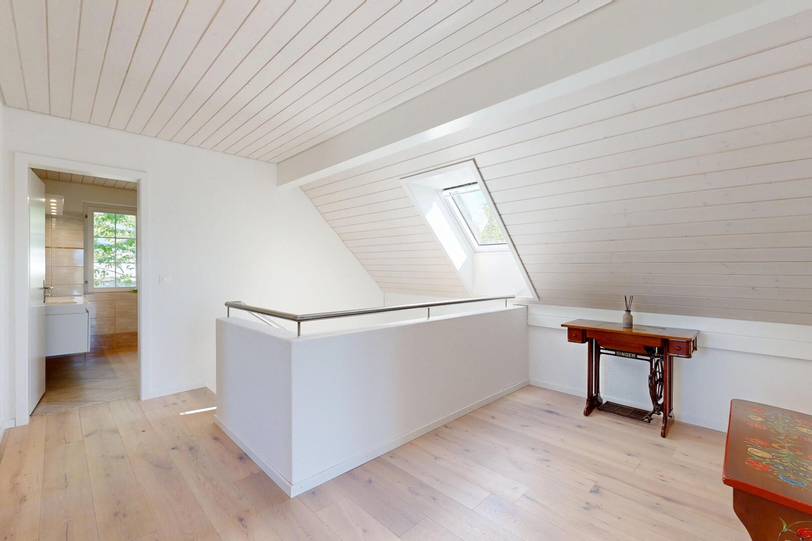 pièce vide avec wood ceiling, plafond en bois, inside property, wood finish floor, et sol en finition bois