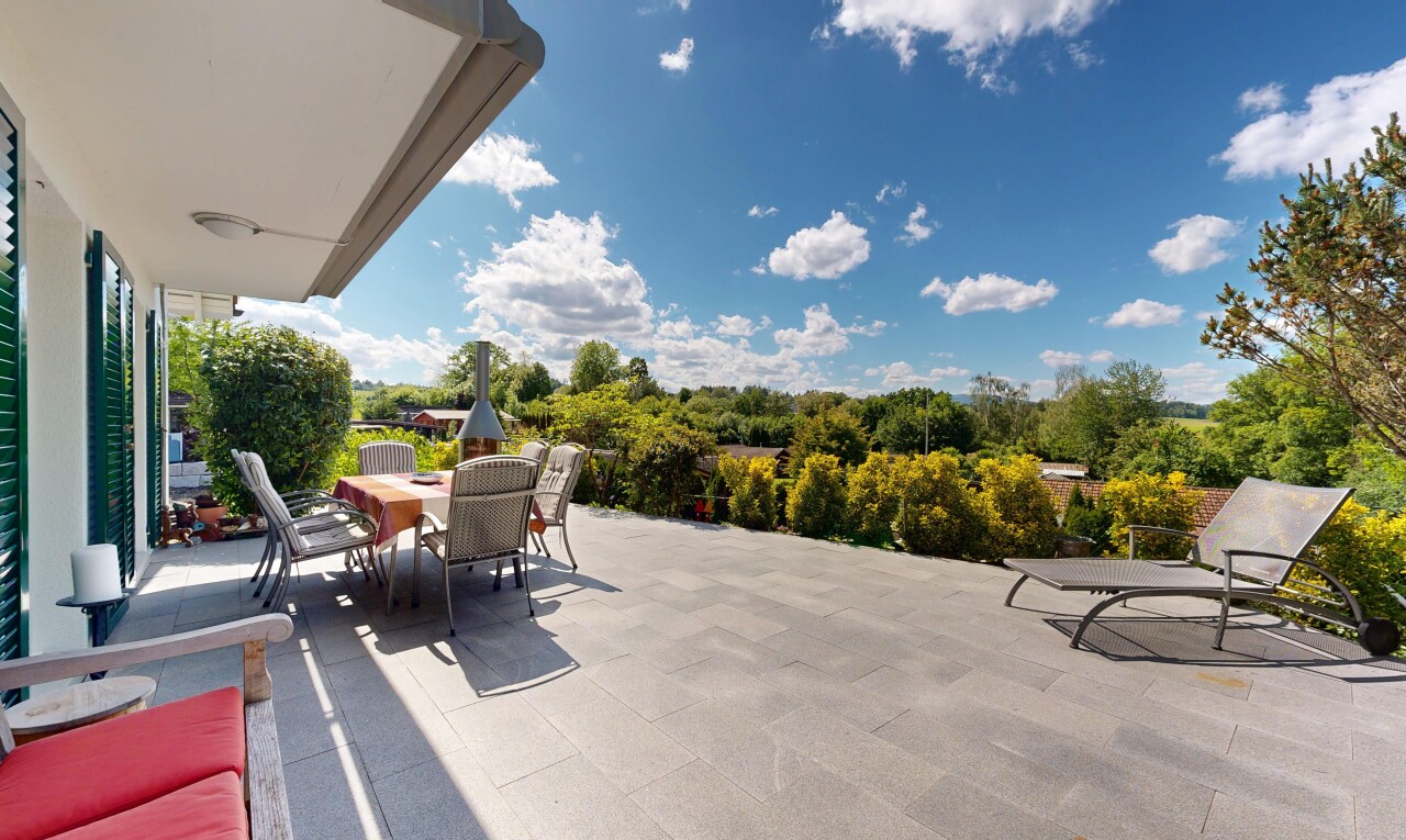 terrasse avec from property, coin repas extérieur, terrasse, et day time
