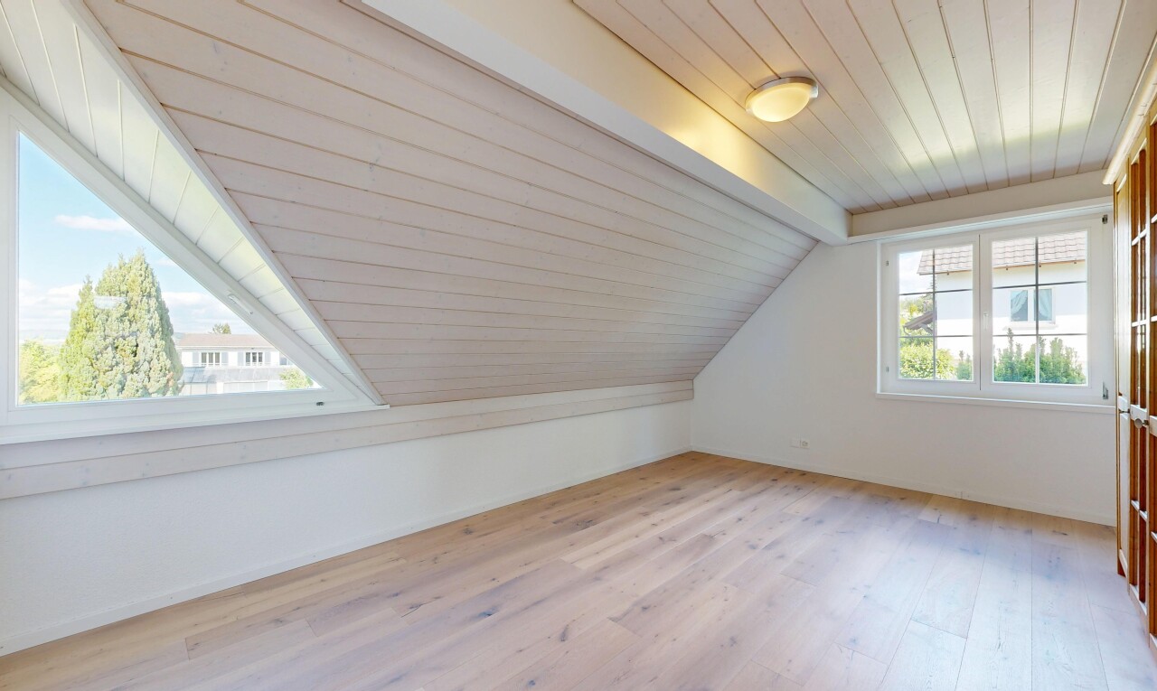 pièce vide avec plafond en bois, wood ceiling, cloison sèche, drywall, et sol en finition bois