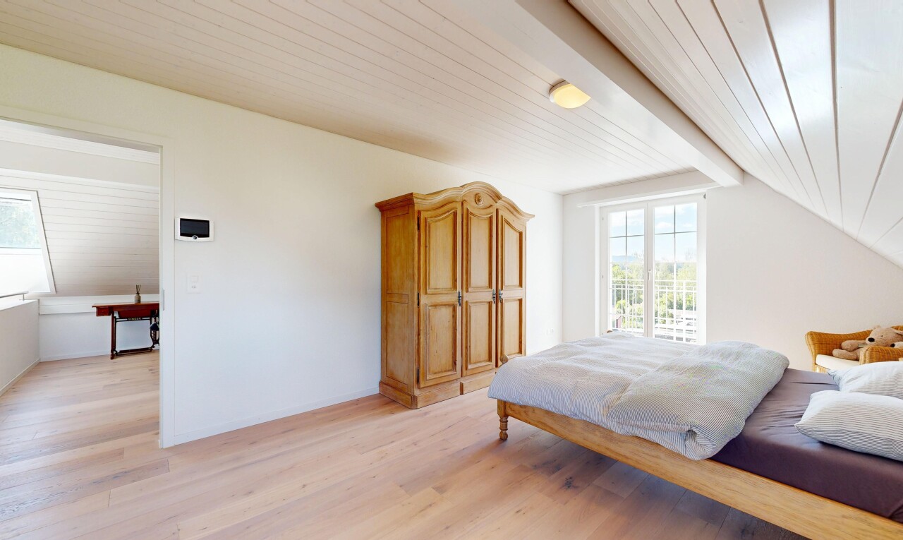 chambre avec sol en finition bois, wood finish floor, plafond en bois, wood ceiling, et inside property