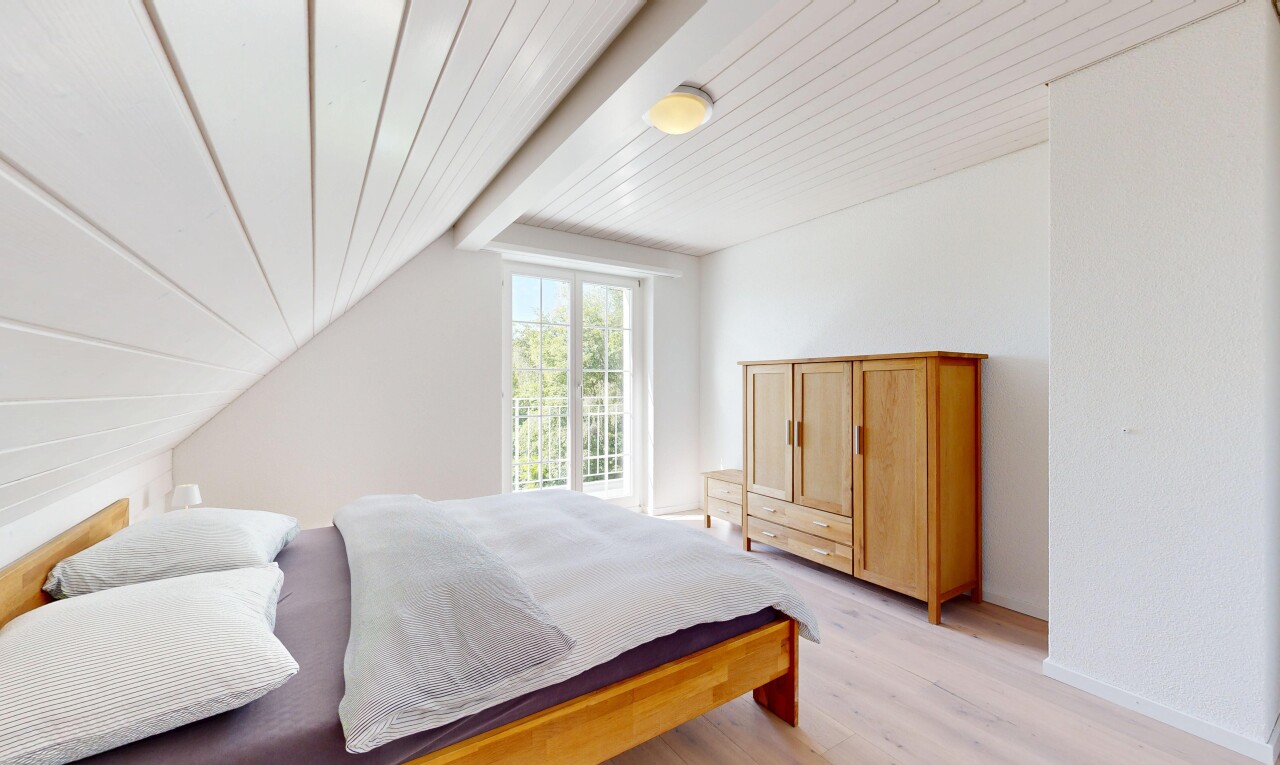 chambre avec wood finish floor, sol en finition bois, inside property, natural light, et lumière naturelle