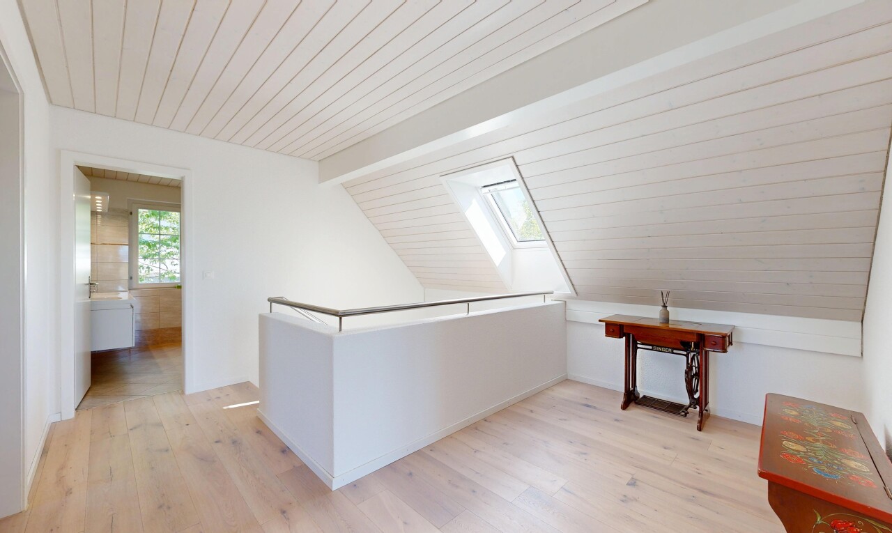pièce vide avec wood ceiling, plafond en bois, inside property, wood finish floor, et sol en finition bois