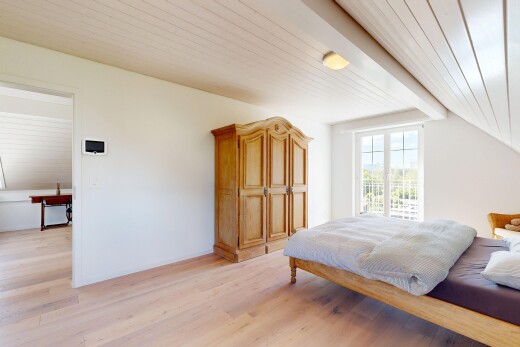 chambre avec sol en finition bois, wood finish floor, plafond en bois, wood ceiling, et inside property