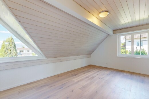 pièce vide avec plafond en bois, wood ceiling, cloison sèche, drywall, et sol en finition bois