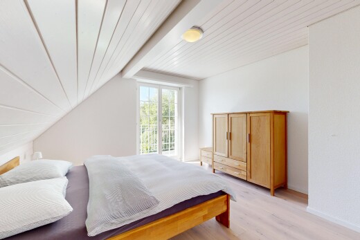 chambre avec wood finish floor, sol en finition bois, inside property, natural light, et lumière naturelle