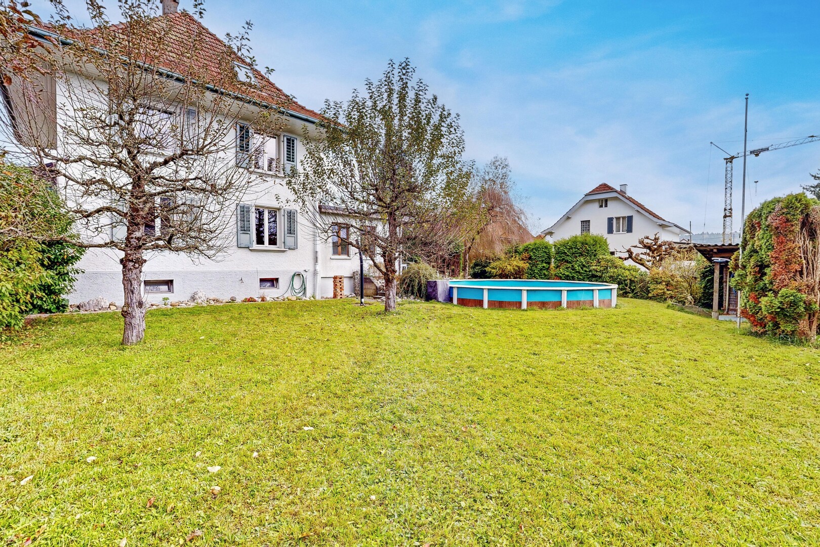 jardin avec pelouse, piscine, day time, et property visible