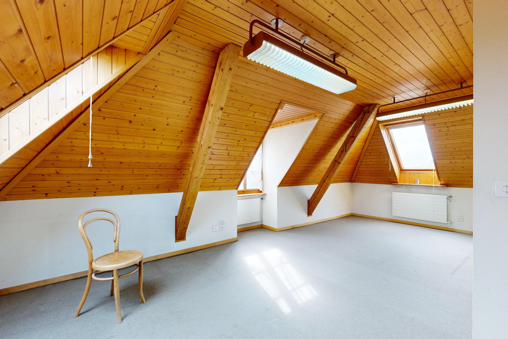 pièce vide avec plafond en bois, wood ceiling, radiateur, cloison sèche, et drywall