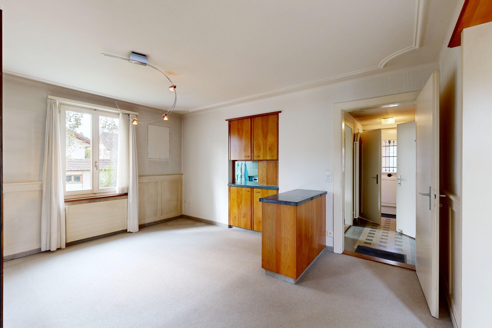 pièce vide avec natural light, lumière naturelle, carpet, moquette, et inside property