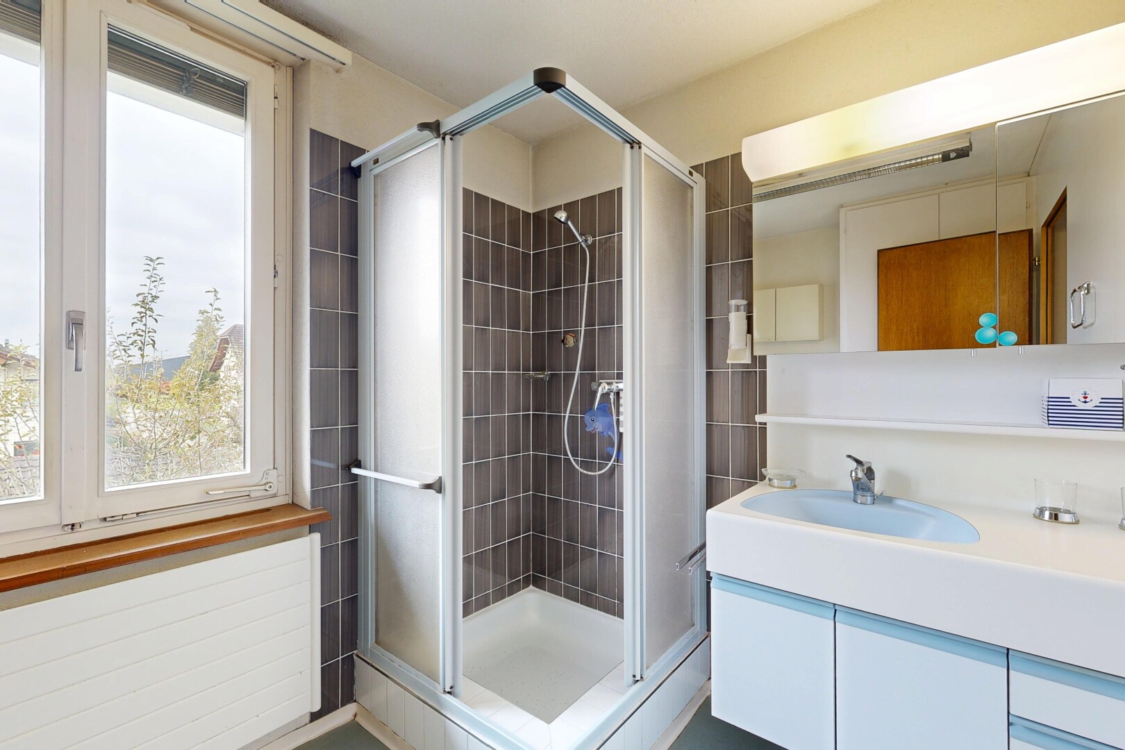 salle de bains avec lavabo (ou coiffeuse selon le contexte), inside property, lumière naturelle, natural light, et salle de bain complète