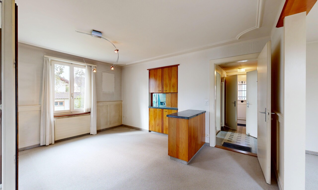 pièce vide avec natural light, lumière naturelle, carpet, moquette, et inside property