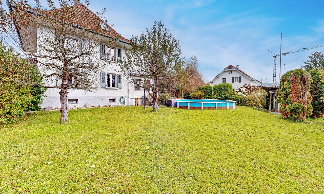 jardin avec pelouse, piscine, day time, et property visible