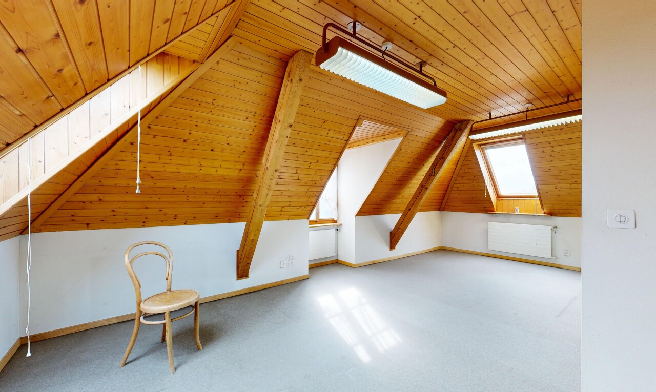 pièce vide avec plafond en bois, wood ceiling, radiateur, cloison sèche, et drywall