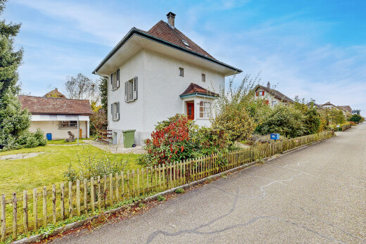 außenansicht mit zaun, day time, stuckverkleidung, property visible, und schornstein