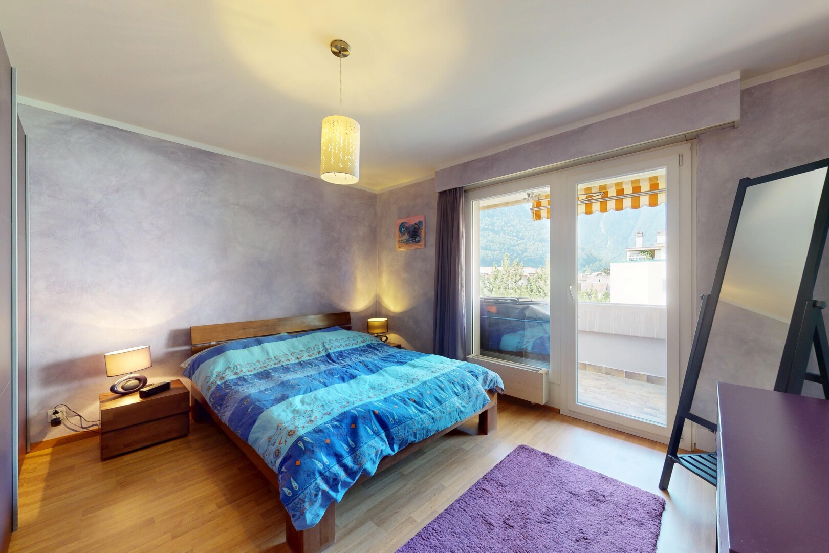 zimmer / schlafzimmer mit inside property, natürliches licht, natural light, holzfußboden, und wood finish floor