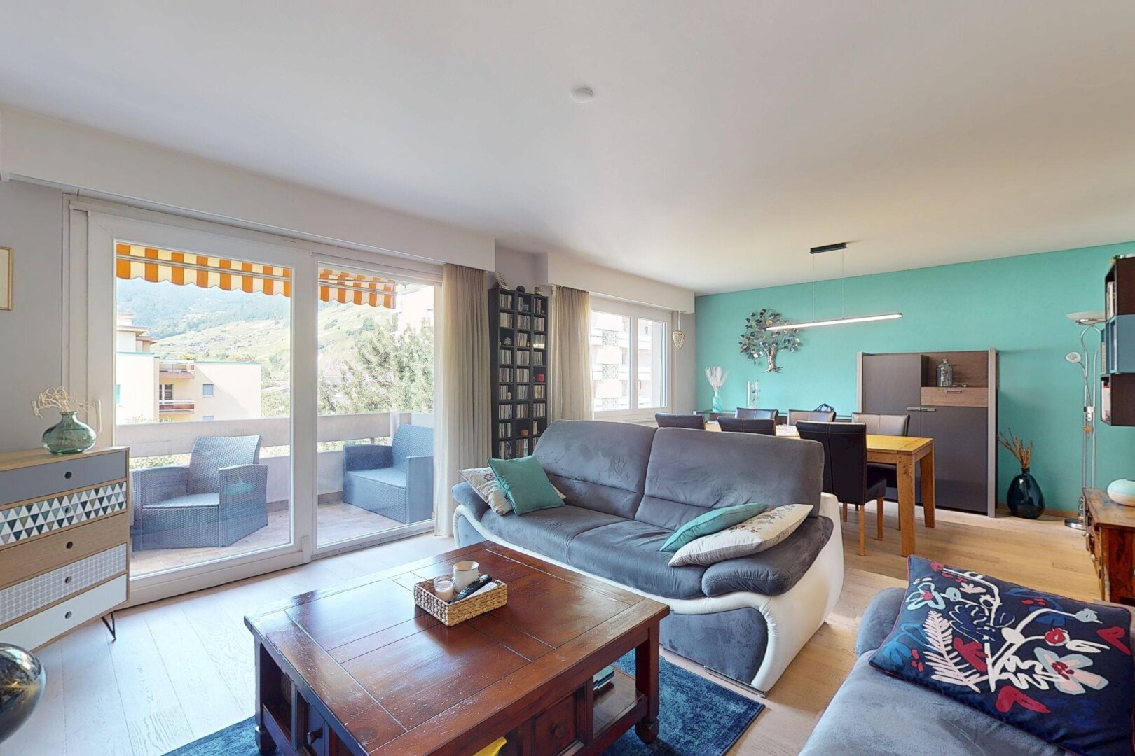 wohn- / esszimmer mit natürliches licht, natural light, inside property, holzfußboden, und wood finish floor