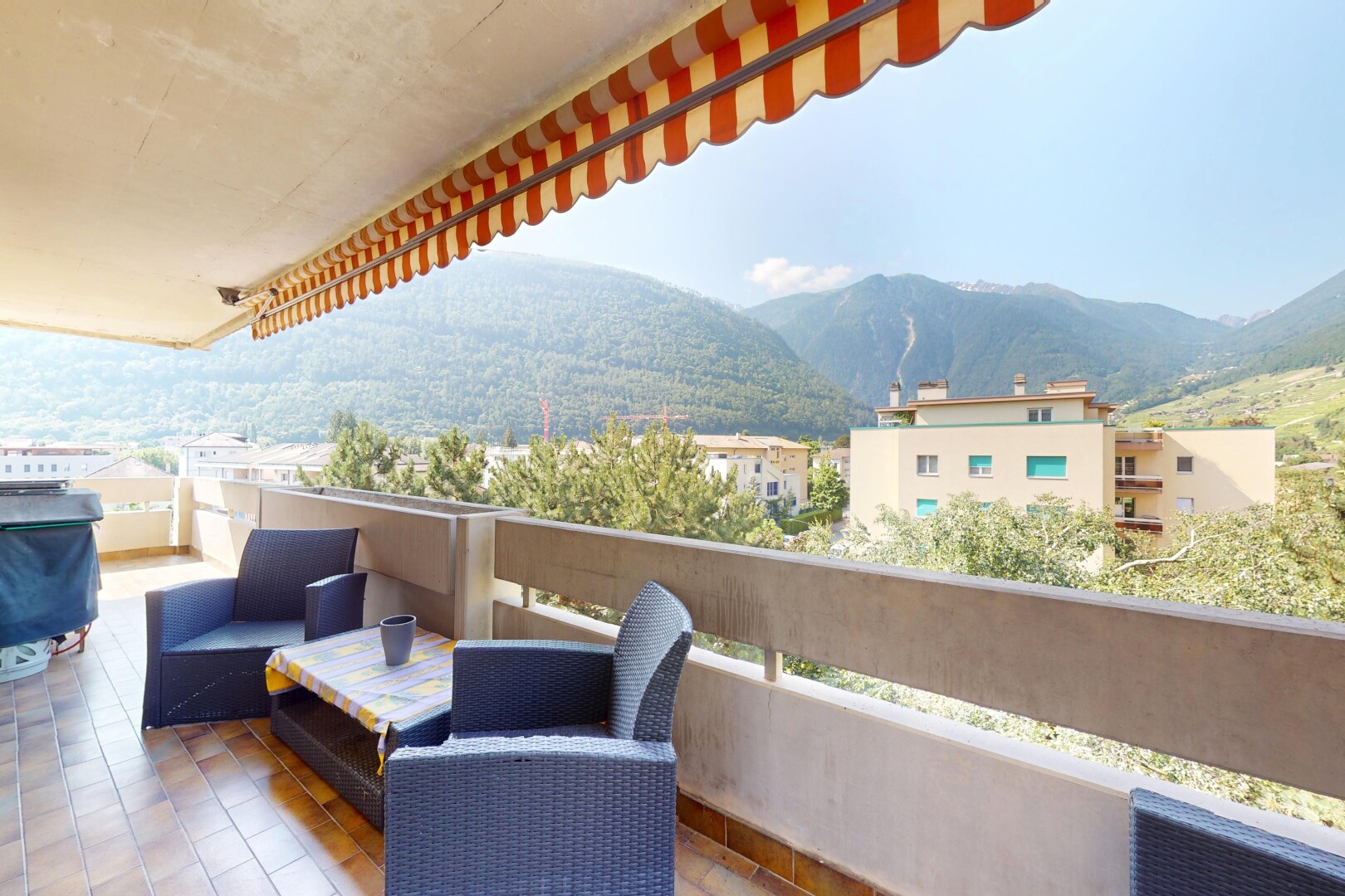 terrasse mit mountain view, blick auf die berge, from property, balkon, und day time