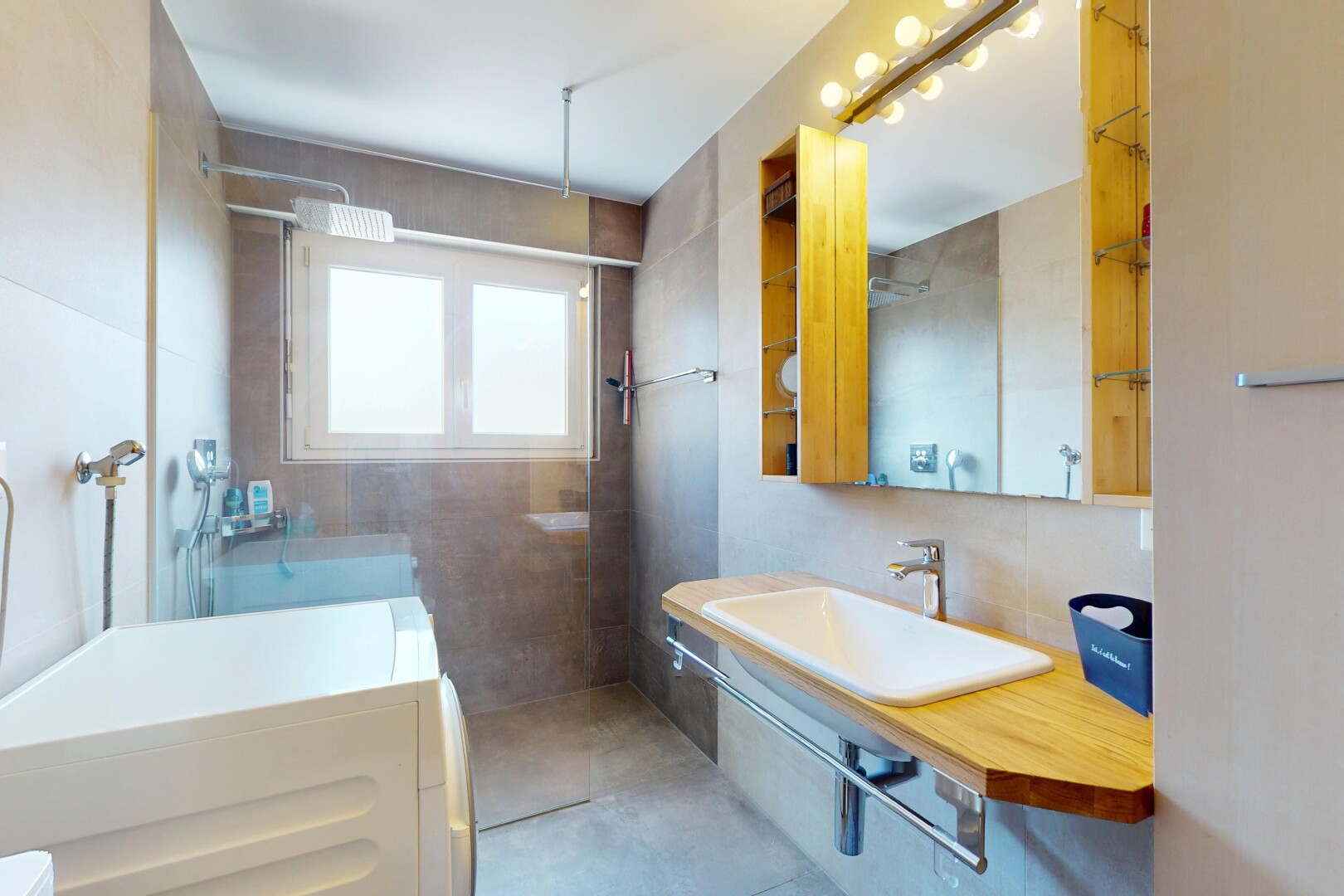 bad mit komplettes badezimmer, natural light, natürliches licht, inside property, und spiegel