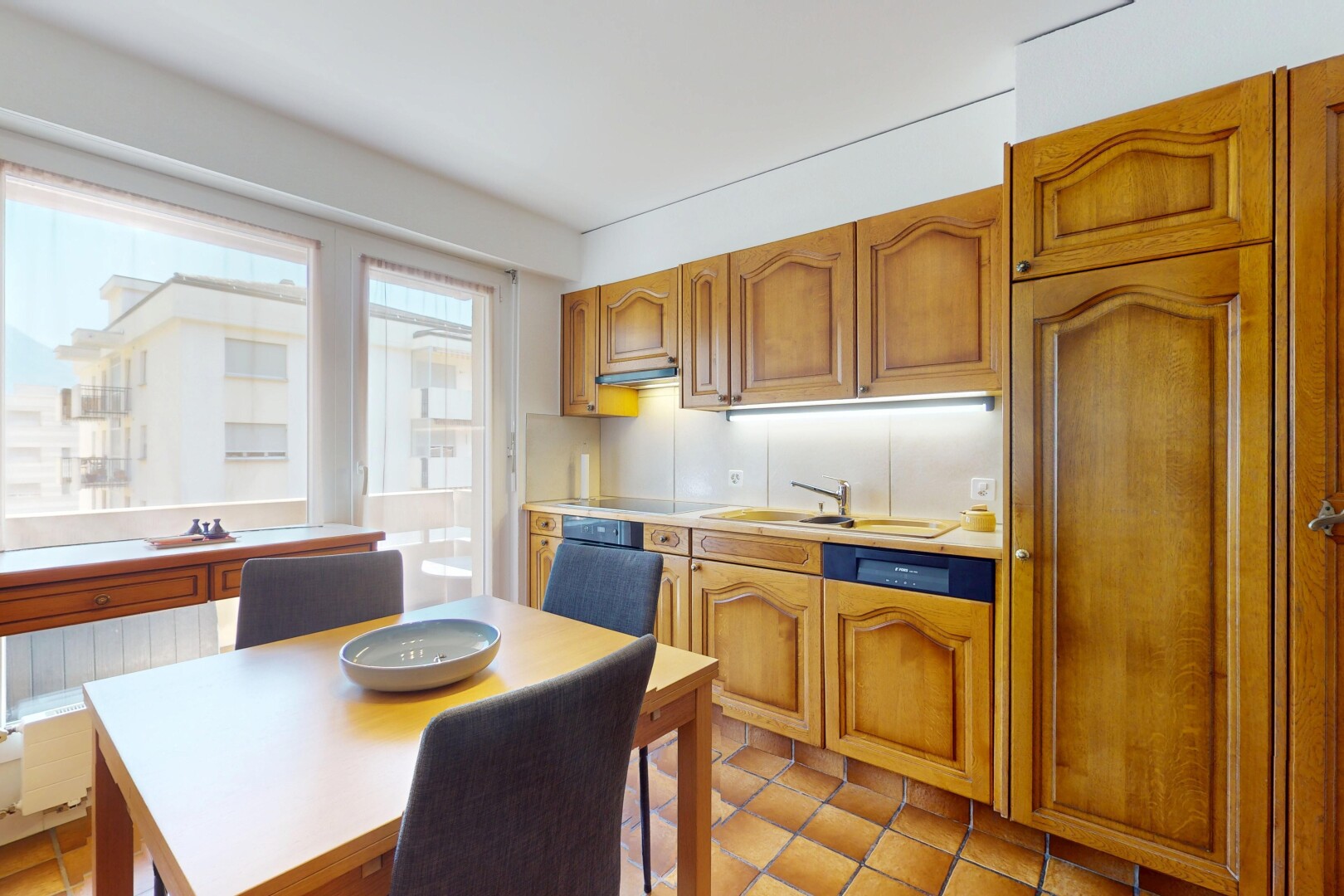 küche mit waschbecken, bogenförmige schränke, inside property, natürliches licht, und natural light