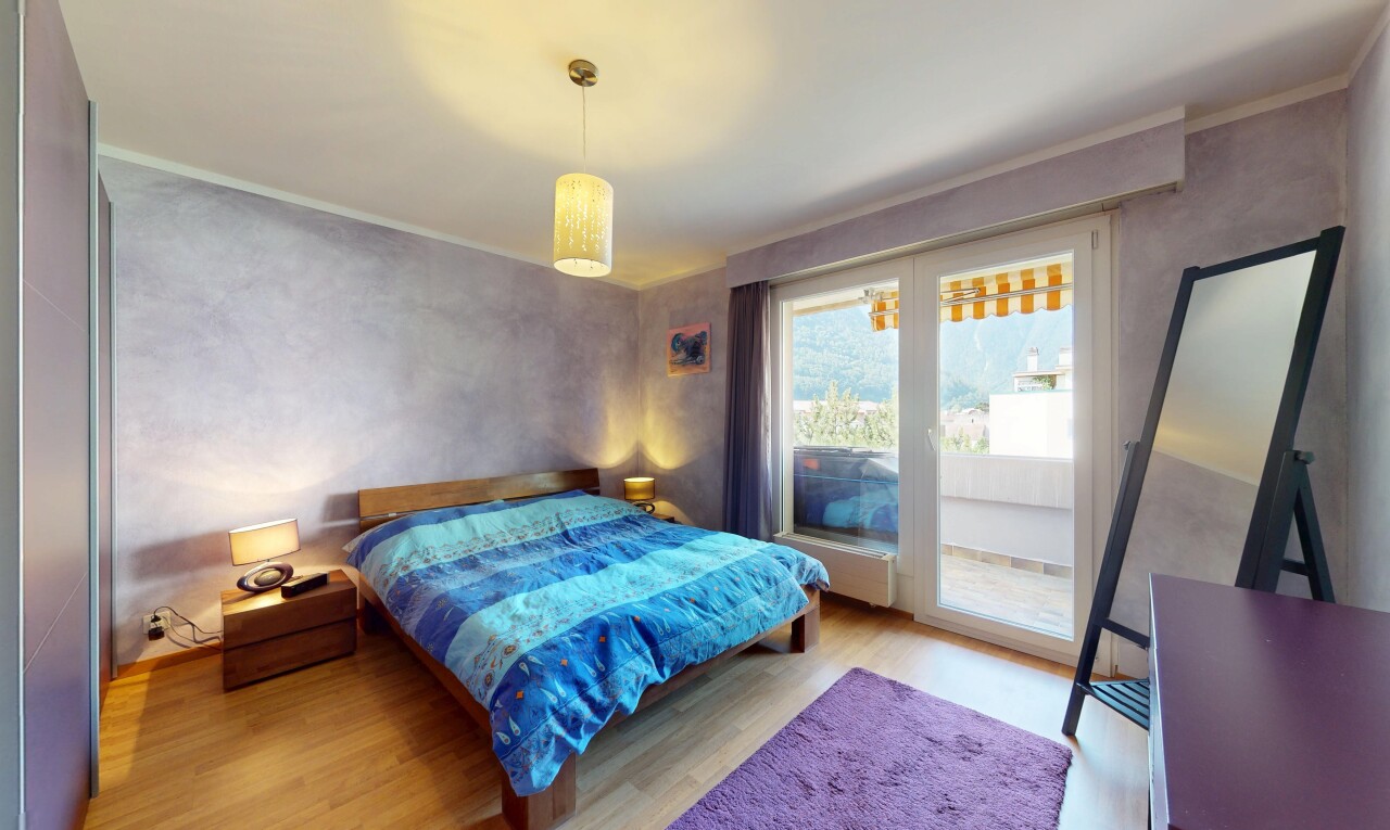 zimmer / schlafzimmer mit inside property, natürliches licht, natural light, holzfußboden, und wood finish floor